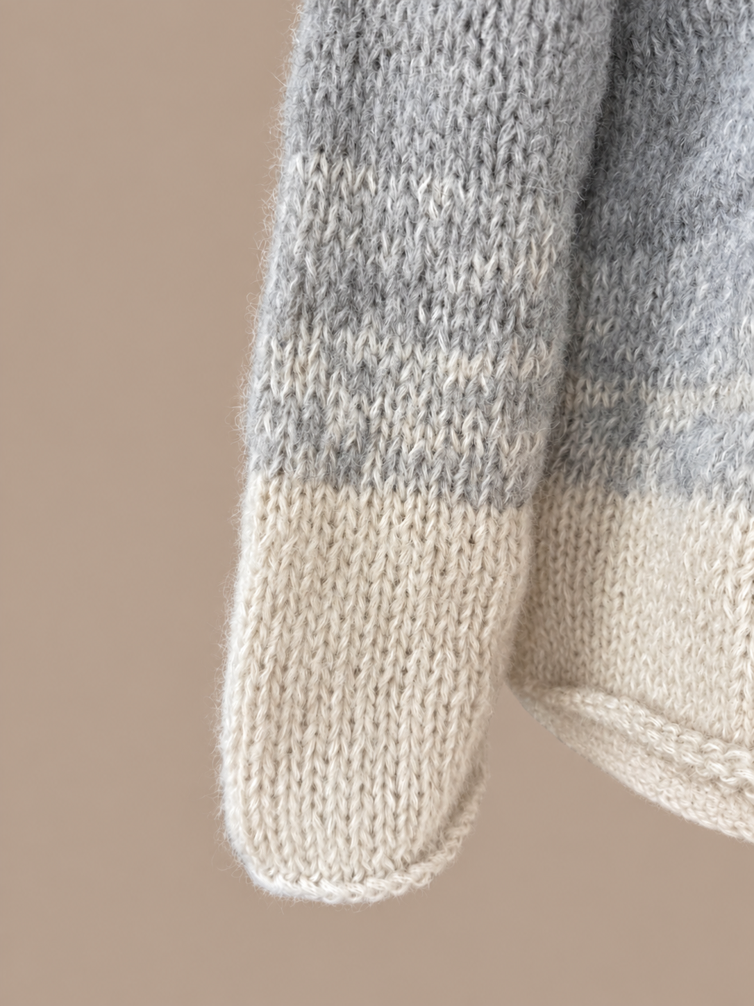 Eloïse ~ alpaca v-sweater, light grey dégradé