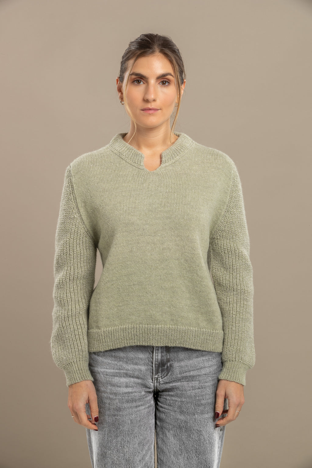 Amaryllis ~ alpaca pichinku trui met V-hals, moss green