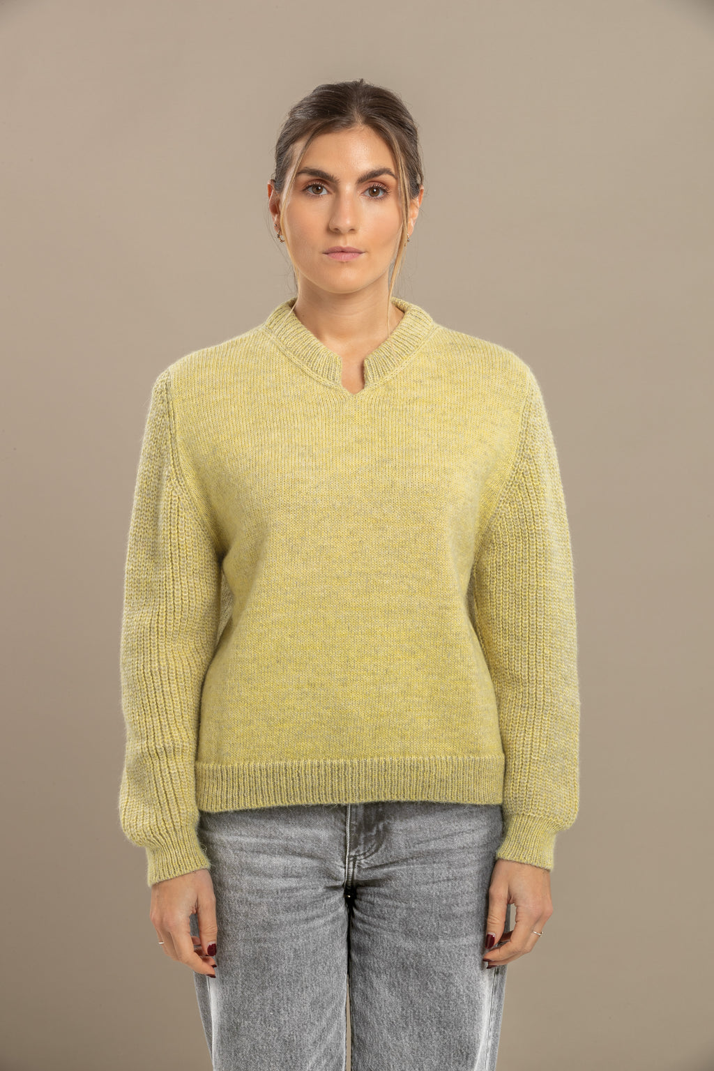 Amaryllis ~ alpaca pichinku trui met V-hals, stardust yellow