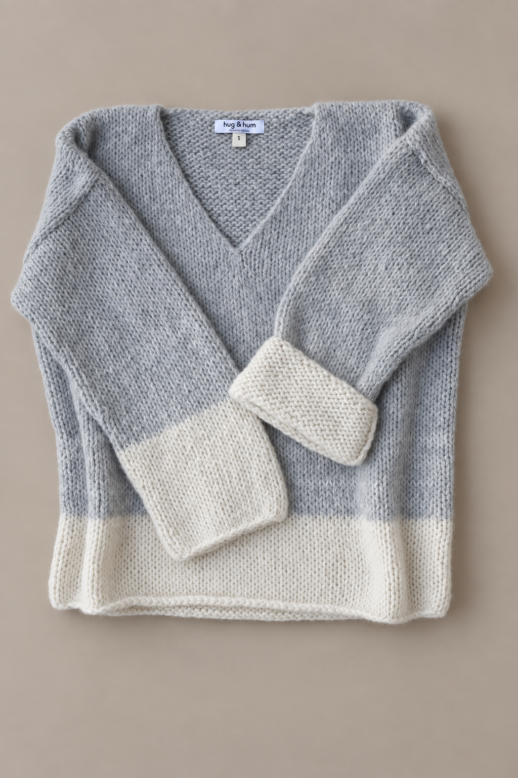 Eloïse ~ alpaca trui met V-hals, light grey dégradé