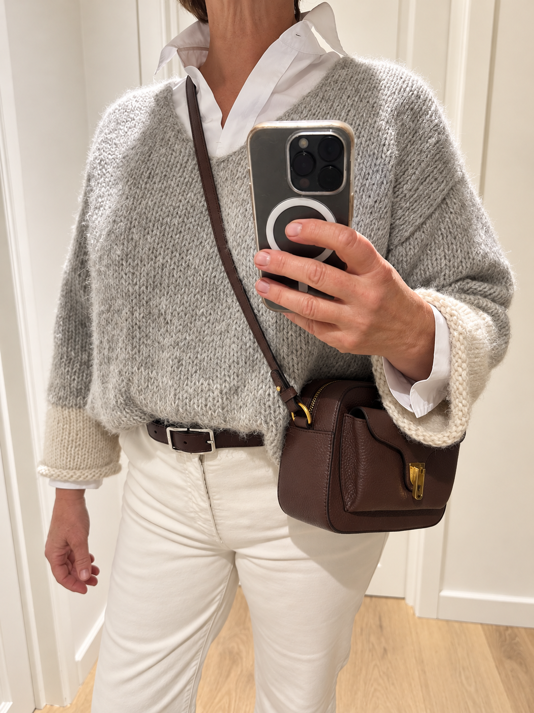 Eloïse ~ alpaca trui met V-hals, light grey dégradé