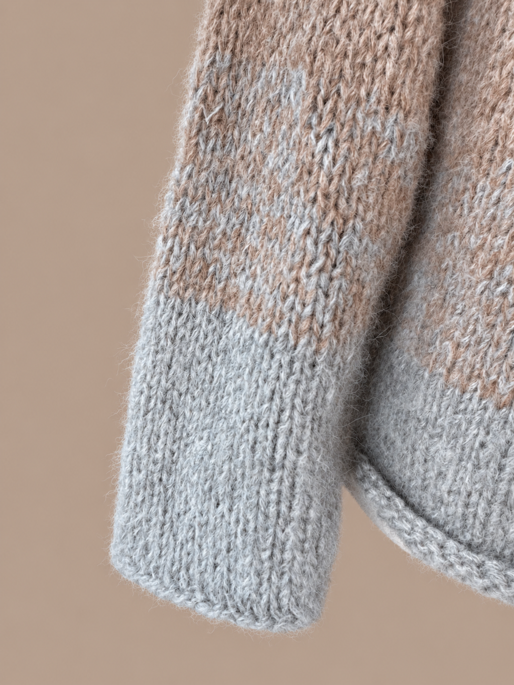 Eloïse ~ alpaca v-sweater, sand dégradé